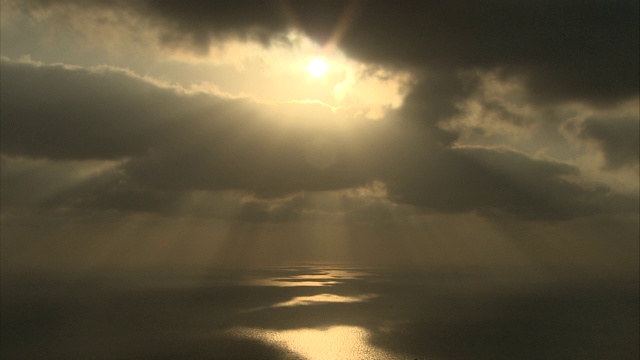 阳光穿过云层照在海面上。视频素材