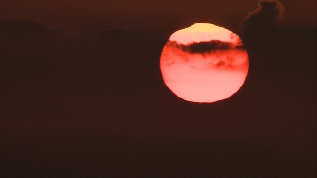 暗红色的云遮住了太阳。视频素材