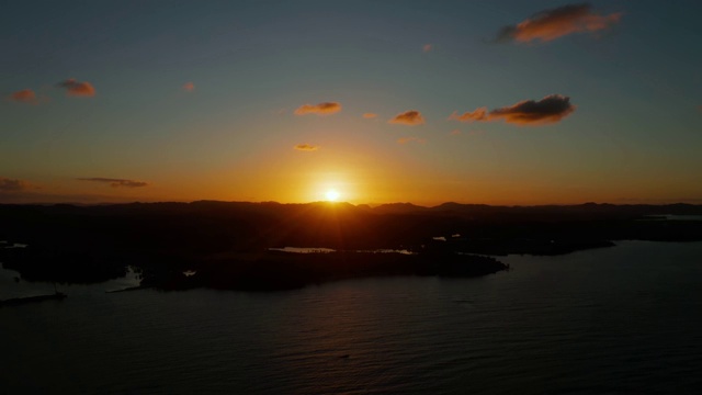 热带岛屿上缤纷的日落视频素材