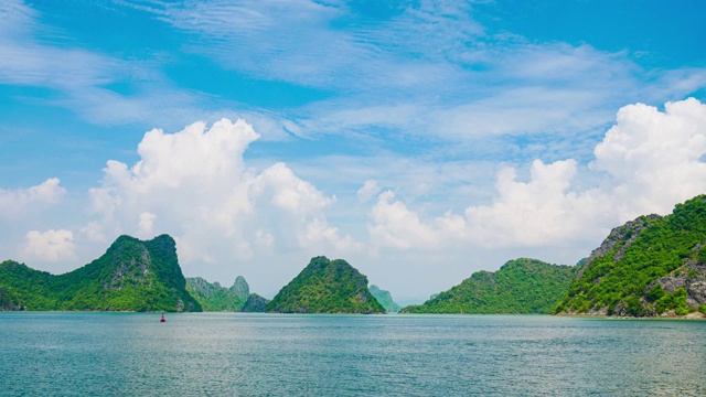 时光流逝:越南著名旅游胜地吉巴岛下龙湾。风景优美，蓝天白云，石灰岩山峰耸立于大海的地平线上。视频素材