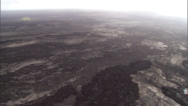 阳光透过盘旋在火山口地形上方的火山雾。视频素材