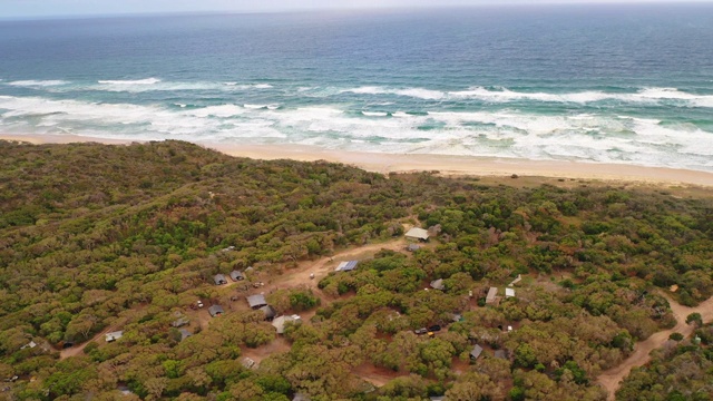 弗雷泽岛海岸线上露营地的鸟瞰图。视频素材