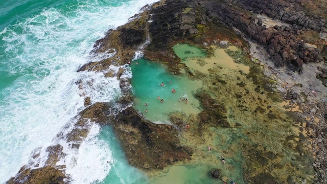 弗雷泽岛香槟池的鸟瞰图。背包客们在清澈的海水中玩耍。视频素材