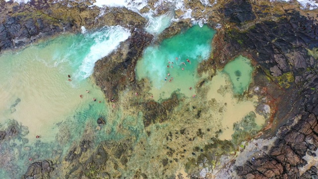 弗雷泽岛香槟池的鸟瞰图。背包客们在清澈的海水中玩耍。视频素材