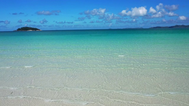 朋友们在怀特黑文海滩碧绿的海水和白色的硅石沙滩上玩耍。视频素材