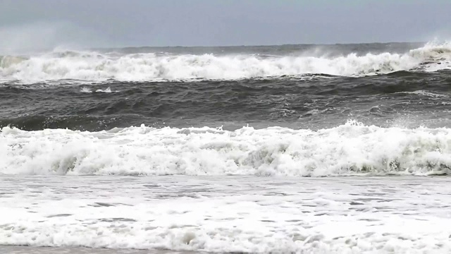 热带风暴期间海浪非常狂暴视频素材