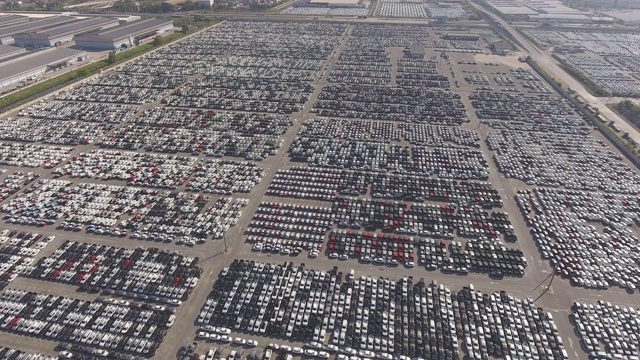 码头堆场满是进口/出口的新车，晨曦，鸟瞰图视频素材