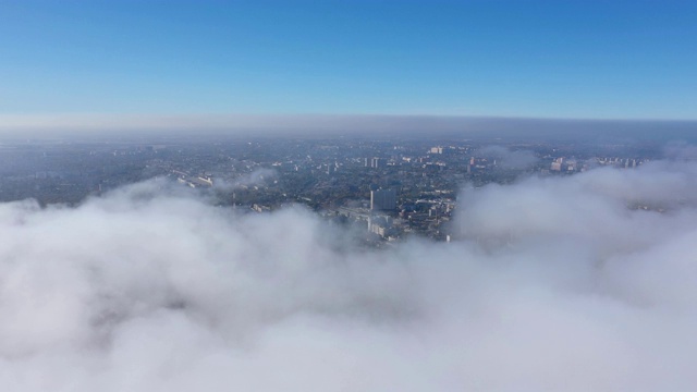 在高高的天空中飞过云层，视频素材