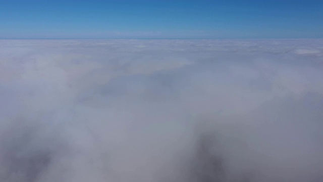 在高高的天空中飞过云层，视频素材