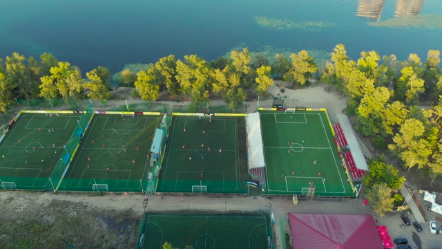 几个球场的迷你足球，俯视图视频素材