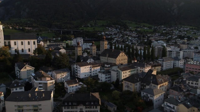 在布里格的Stockalperschloss，返回旅行-空中4K视频素材