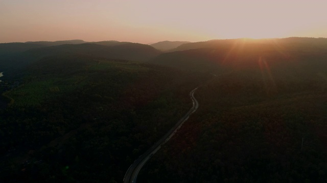 日落在公路旅行森林和山景鸟瞰图视频下载