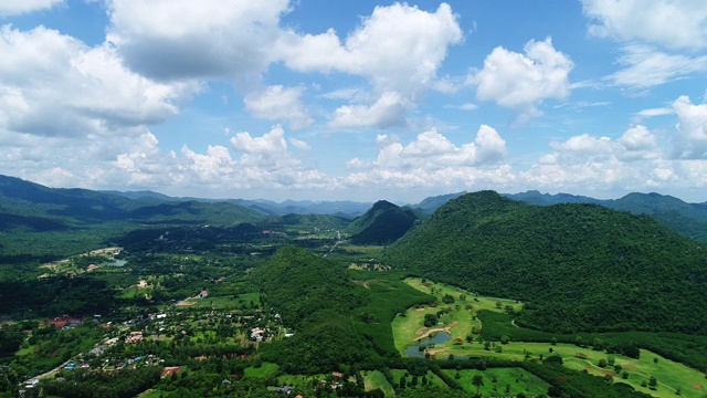 无人机Arial视图景观绿色的山蓝天泰国视频素材