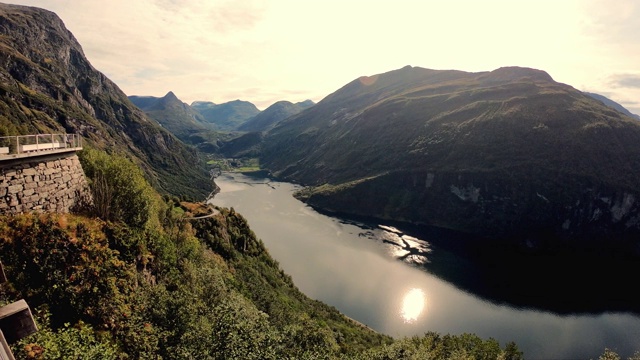 鸟瞰图Sunnylvsfjorden, Geiranger村视频素材