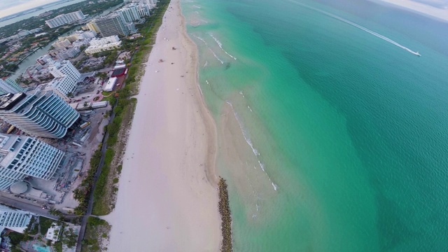 迈阿密南海滩海岸的空中俯瞰视频素材