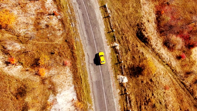 鸟瞰图的秋天道路汽车。秋天的乡间小路。森林和公路无人机视图。汽车道路在森林俯视图视频素材