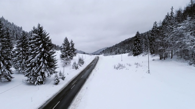 冬季旅行的道路通过乡村视频素材