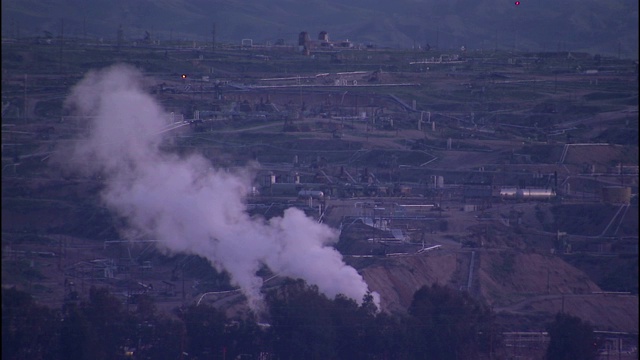 烟从油田升起。视频素材