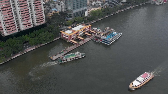 在河的岸边有一个渡船码头。视频素材