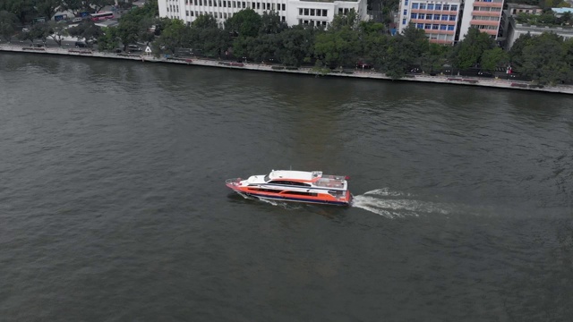 游艇漂浮在城市河上。视频素材