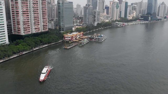 大城市中的一个小河港。视频素材