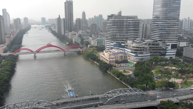 城市河流中的船只视频素材