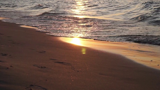 日落/日出-太阳反射在海浪，沙子-特写。视频素材