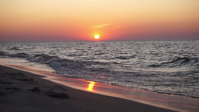 日落/日出-反射在波浪中的太阳-海洋/海岸视频素材