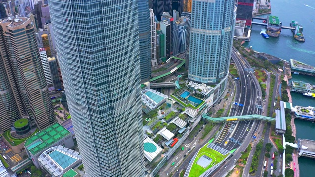 鸟瞰图道路交通和香港中央金融区摩天大楼在香港，中国。视频素材