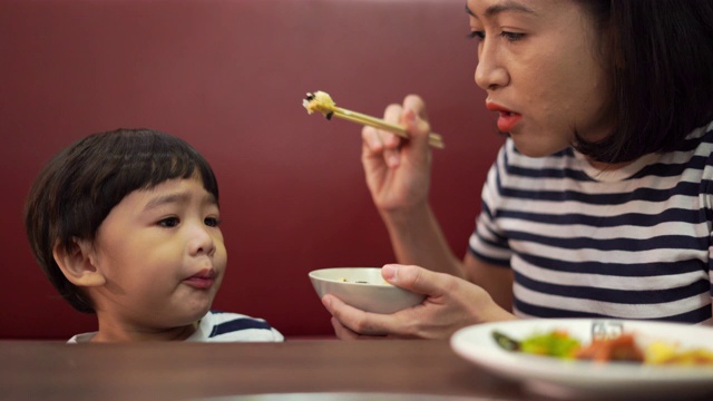 亚洲男孩和妈妈在吃饭视频素材