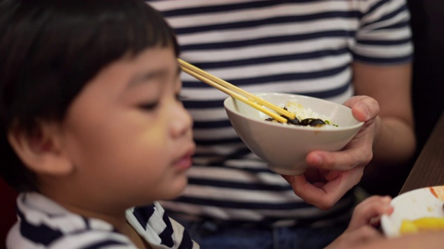 亚洲男孩和妈妈在吃饭视频素材