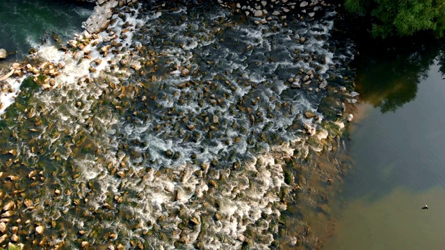 几百块石头在水里视频素材