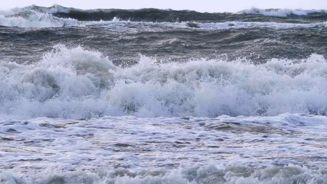 极其巨大的海浪冲击海岸，太平洋美丽的海浪。超级慢动作。暴风雨中的海浪。强烈的海洋热带飓风。全球变暖。恶劣天气气旋飓风风。视频素材