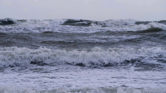 极其巨大的海浪冲击海岸，太平洋美丽的海浪。超级慢动作。暴风雨中的海浪。强烈的海洋热带飓风。全球变暖。恶劣天气气旋飓风风。视频素材