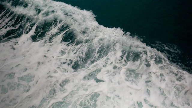 从泰国湾的渡船上传来的海浪视频素材