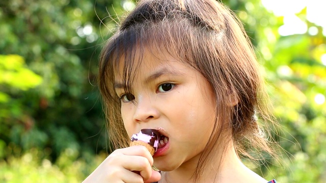 泰国小孩吃冰淇淋视频素材