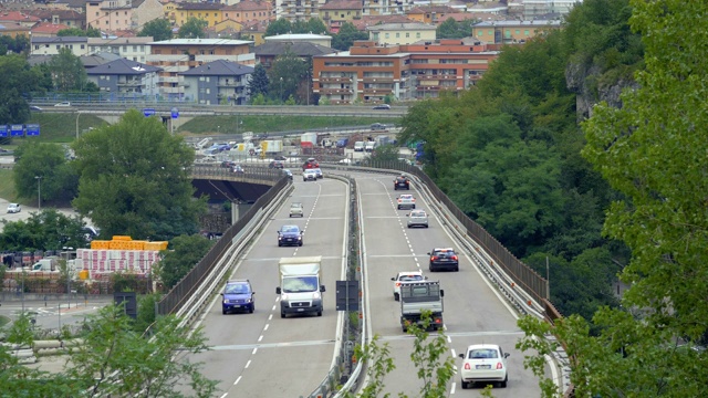 特伦托附近的公路交通视频素材