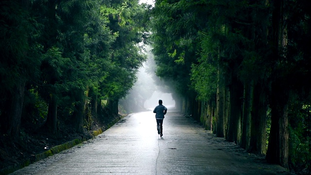 在乡村路上奔跑的男人视频素材