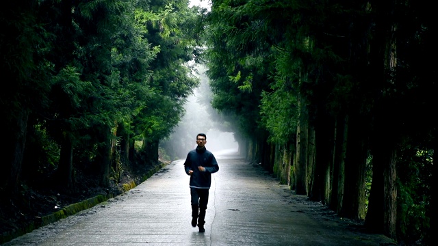 在乡村路上奔跑的男人视频素材