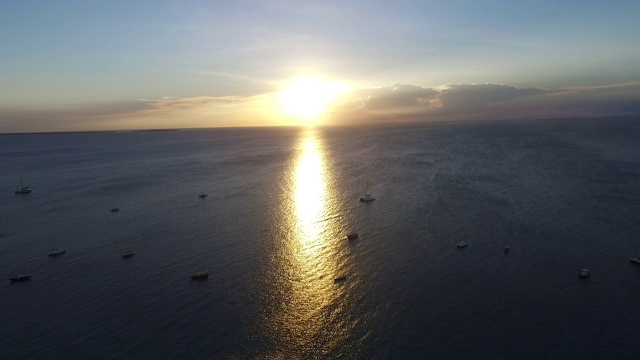 美丽的日落，空中的海景。田园诗般的自然，船和天空视频下载