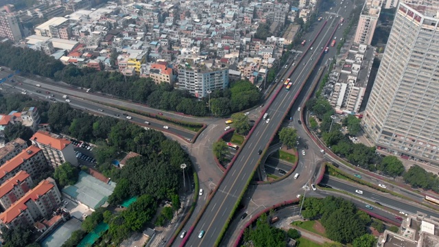 重点是城市高速公路上的一个大型多层次交通交叉路口。视频素材