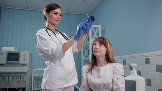 护士医生给一个女人做检查用棉签擦拭她的嘴视频素材