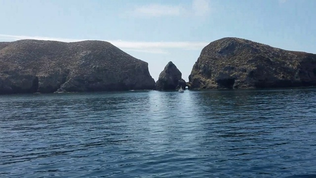 在太平洋上乘船游览海峡群岛视频素材