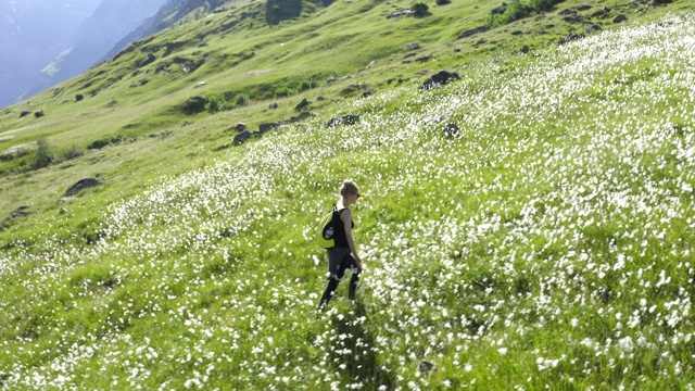 在山里徒步旅行的女人视频素材