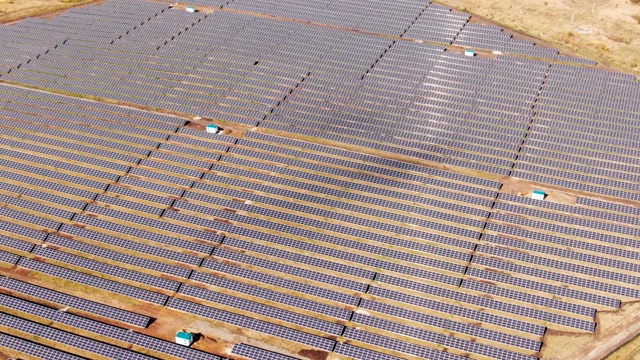 高空拍摄太阳能电池板农场太阳能电池。视频素材