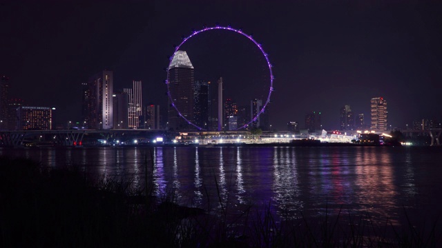 新加坡的延时飞行与摩天大楼的夜景视频素材