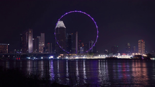 放大新加坡摩天大楼的夜景视频素材