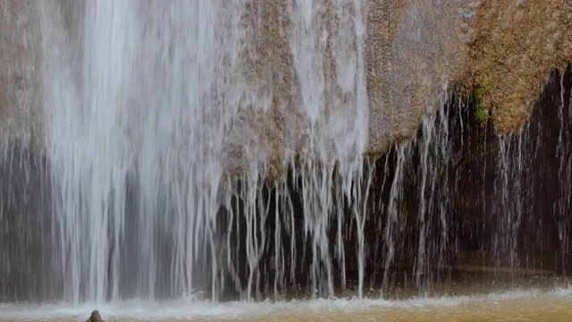 热带雨林中的瀑布视频素材