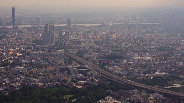 空中天际线曼谷城市景观从Mahanakorn Skywalk和美丽的黄昏峰日落的商业城市市中心，曼谷，泰国的城市景观首都和金融中心视频素材