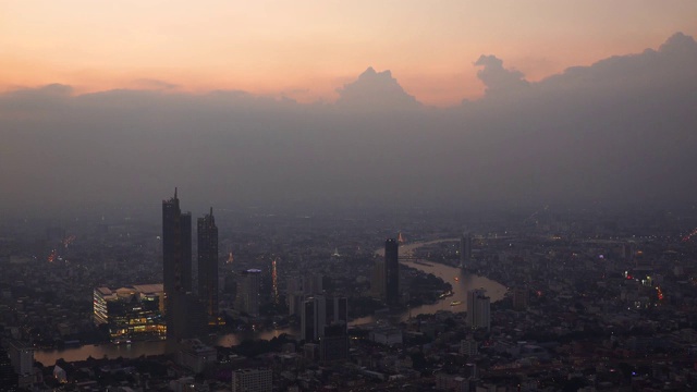 空中天际线曼谷城市景观从Mahanakorn Skywalk和美丽的黄昏峰日落的商业城市市中心，曼谷，泰国的城市景观首都和金融中心视频素材